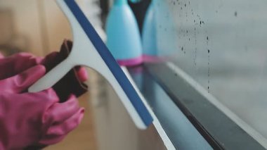 Paçavra ve fırçayla pencereyi temizle