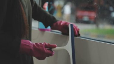 kadın eldiven bez ile pencere Temizleme