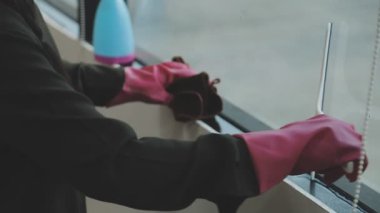 Bir evin pencerelerini temizlemek