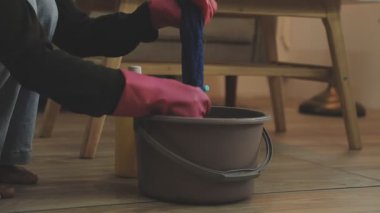 Eldivenli adam ve fırçalı kova.