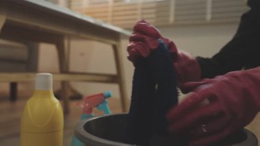 Bir resim yapma süreci. Bir adamın elleri bir fırçayla