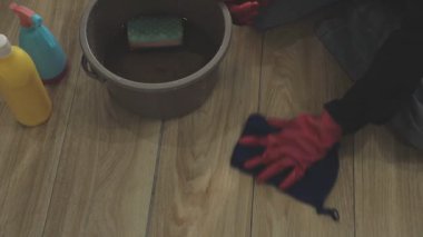 Eldiven ve eldivenli adam.