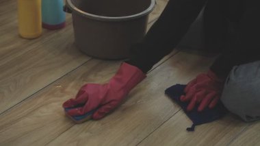 Usta bir fırçayla yerde çalışıyor..