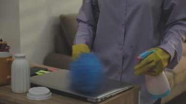 Ofisteki evi temizliyorum. temizlik evi