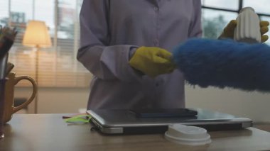 Temizlik ekipmanlarını ve temizlik ekipmanlarını kapat