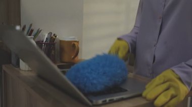 Genç adam evde dizüstü bilgisayar kullanıyor, yakın plan..