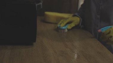 Mavi gömlekli ve mavi lastik eldivenli bir adam.