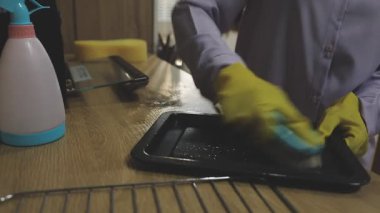 Mutfak aletleriyle temizlik masası