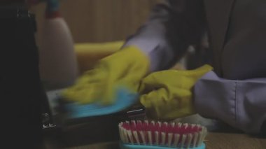 Banyoda elinde fırça tutan beyaz ceketli bir kadın..