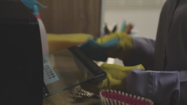 Adam ofisini temizliyor..