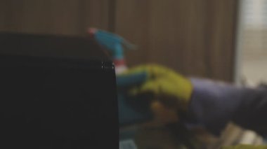 Kopya alanı ile bulanık arkaplanı olan bir dikiş makinesinin yakın plan görüntüsü