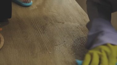 Kirli ahşap zemini temizlerken elini kapat.