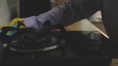 Mutfakta siyah kahve fincanı ve beyaz fincanı tutan bir elin yakınına.