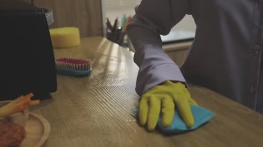 Mutfaktaki temizlik masasının kapağı.