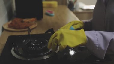 Siyah lastik eldiven tutan adamın elini kapat.