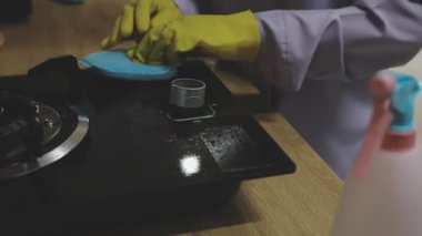 Profesyonel bir temizlik sürecinin elektrikli süpürgeyle yakın plan çekimi.