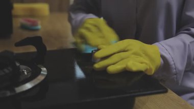 Profesyonel usta mutfakta çalışıyor.