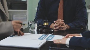 İş Adamları Tokalaşıyor