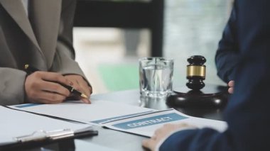 İş adamları anlaşma yapıyor..