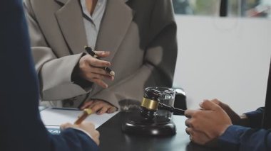 İşadamları ofiste bir belgeyi tartışıyorlar..