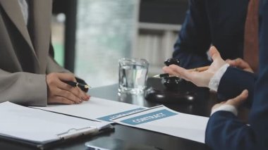 İş adamları ofiste toplanıyor ve beyin fırtınası yapıyorlar, iş kavramı ve ortaklık