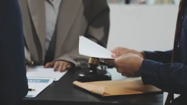 İş adamları modern ofiste toplanıp tartışıyorlar.