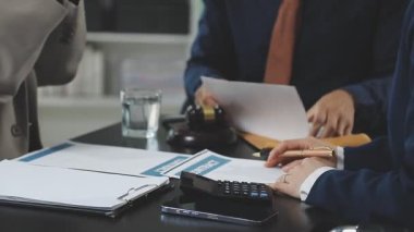 Kontratı olan iş kadını.