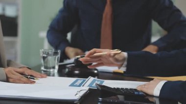 İş ekibi dizüstü bilgisayardaki finansal verileri tartışıyor ve analiz ediyor