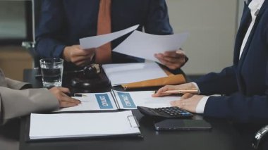 Belgeler üzerinde çalışan iş adamları ve iş adamları