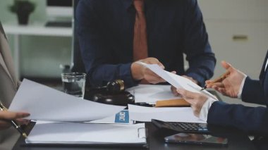 İşadamları bir belge imzalıyor