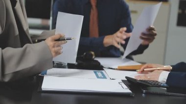 İş ekibi ofiste tartışıyor ve beyin fırtınası yapıyor.