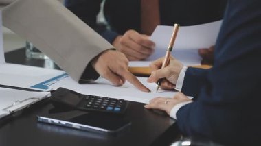 İş ekibi ofisinde toplanıyor, proje üzerinde çalışıyor.