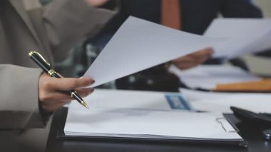 Ofis masasında çalışan iş adamlarını kapatın.