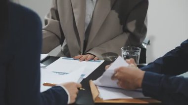 Toplantıda ofiste çalışan iş adamları.