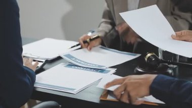 Belgelerle modern ofis, iş dünyası konseptinde iş ekibi toplantısı