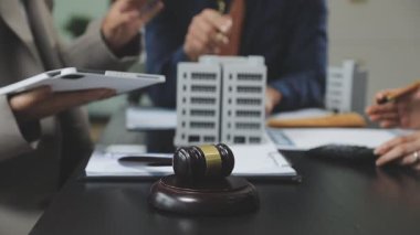 İş adamları belgeleri tartışıyor