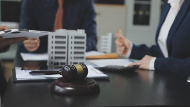 Ofiste çalışan iş adamı ve avukat