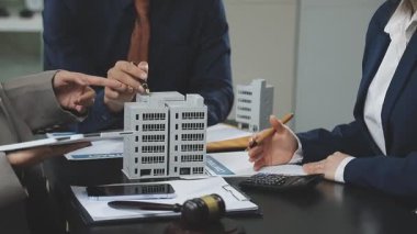 İş adamı ve iş kadını bir planı tartışıyorlar.