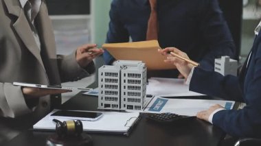 yeni bir proje tartışırken iş adamları