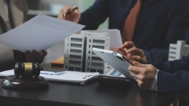 İş ekibi ofiste dizüstü bilgisayarla çalışıyor.