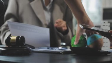 işadamı imza sözleşme masasında