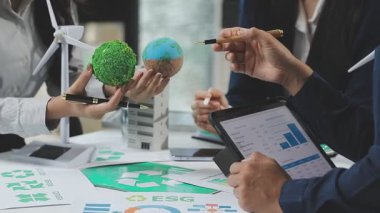 İş ekibi toplantısı ve iş projesi tartışması