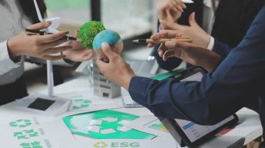 Ofiste yeşil enerjili iş adamları çalışıyor