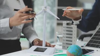 Güneş panelinde çalışan genç kadın mühendis. eko enerji