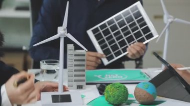 Ofiste rüzgar türbiniyle çalışan Asyalı kadın.