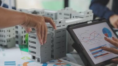 Genç işadamı yeni bir iş planı yapmak için tablet kullanıyor.