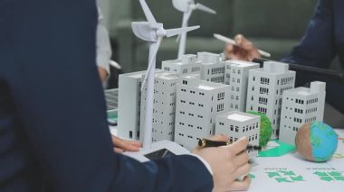 İş adamları ofiste, başarılı iş ve takım çalışması kavramında çalışıyor,