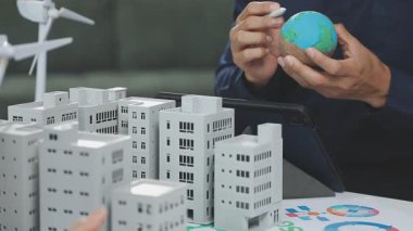 Oyuncak evi modeli olan bir adam..