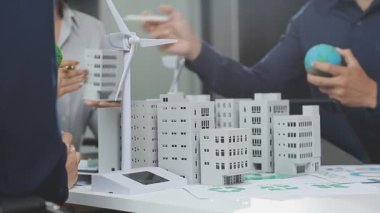 Ofiste model model model ve modelle çalışan genç adam ve kadın.