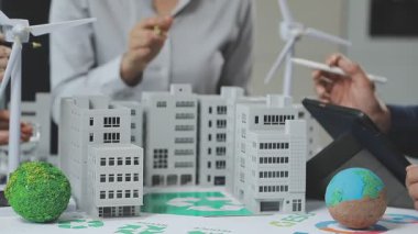 İş adamlarının elinde ev modelinin bir modeli var. Emlak kavramı.